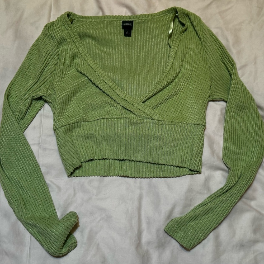Green cropped long sleeve top